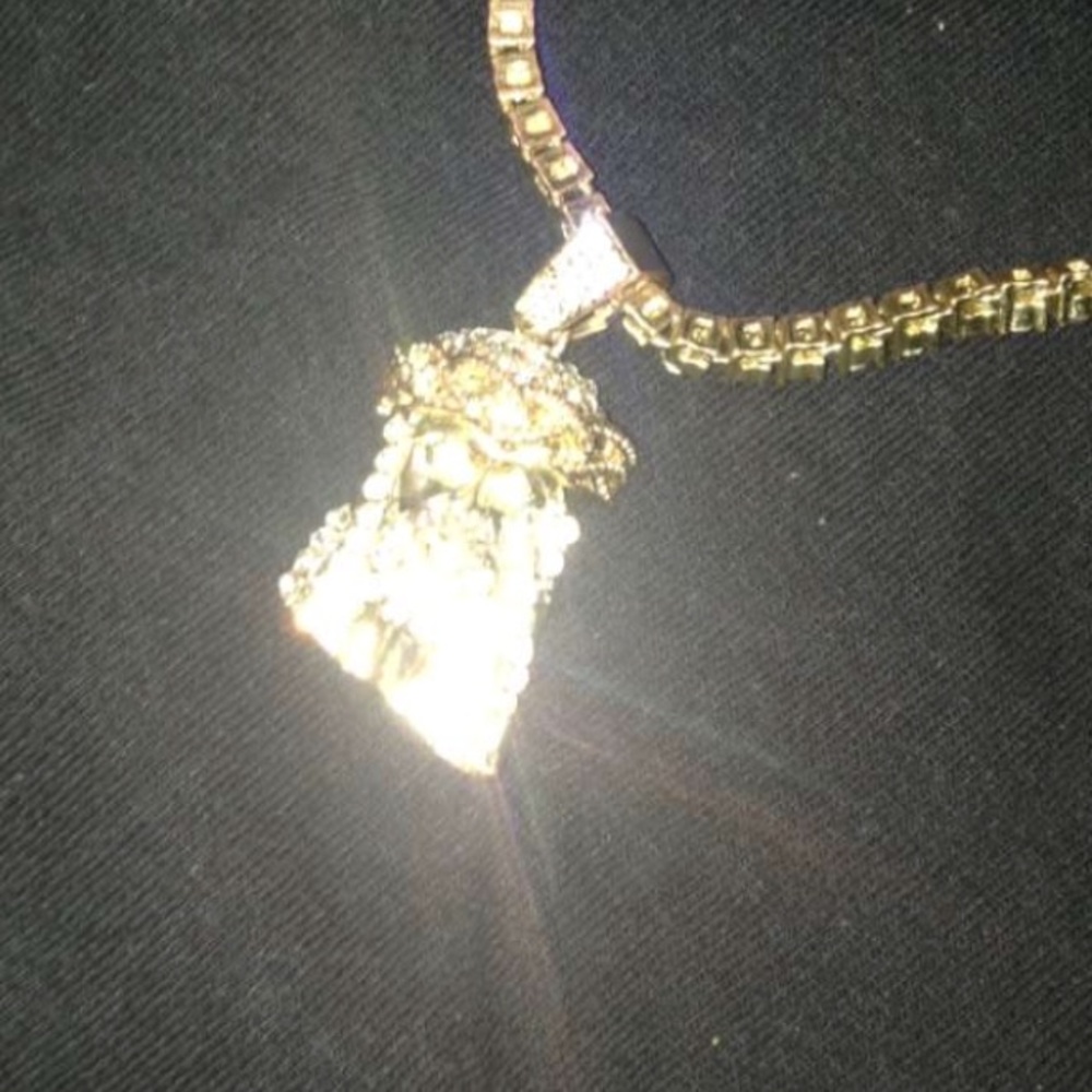 145⬇️ PRICE NEGOTIABLE Men’s Gold Jesus Necklace